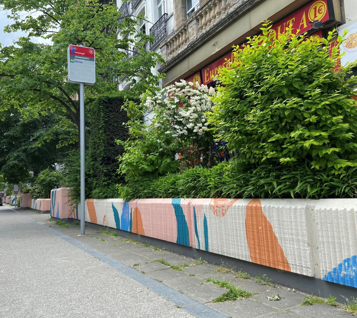 Les bacs à plantes du boulevard Lemonnier ont été repeints