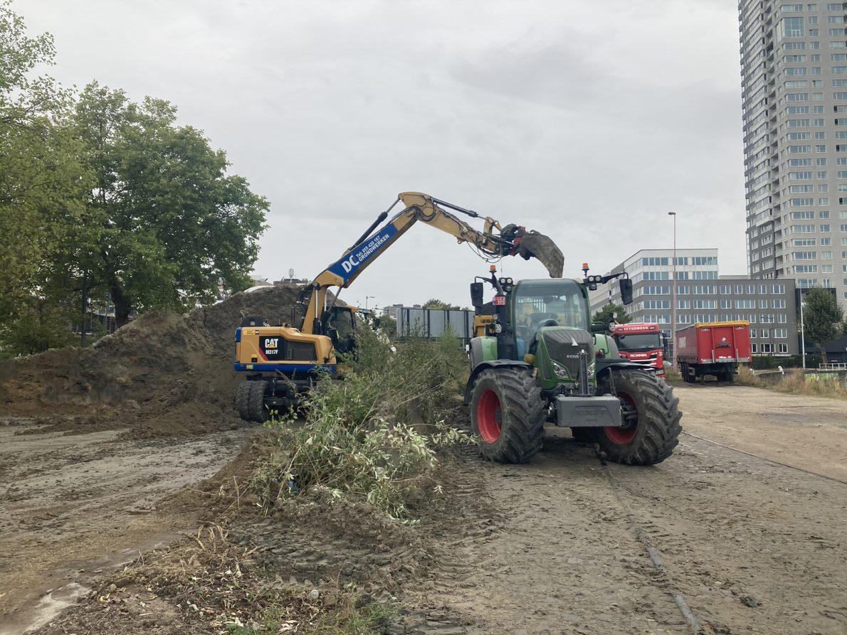 Une pelleteuse charge une remorque de terre excavées du chantier Métro 3 de la Gare du Nord