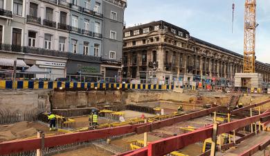 Travaux de préparation pour un morceau de dalle de toiture