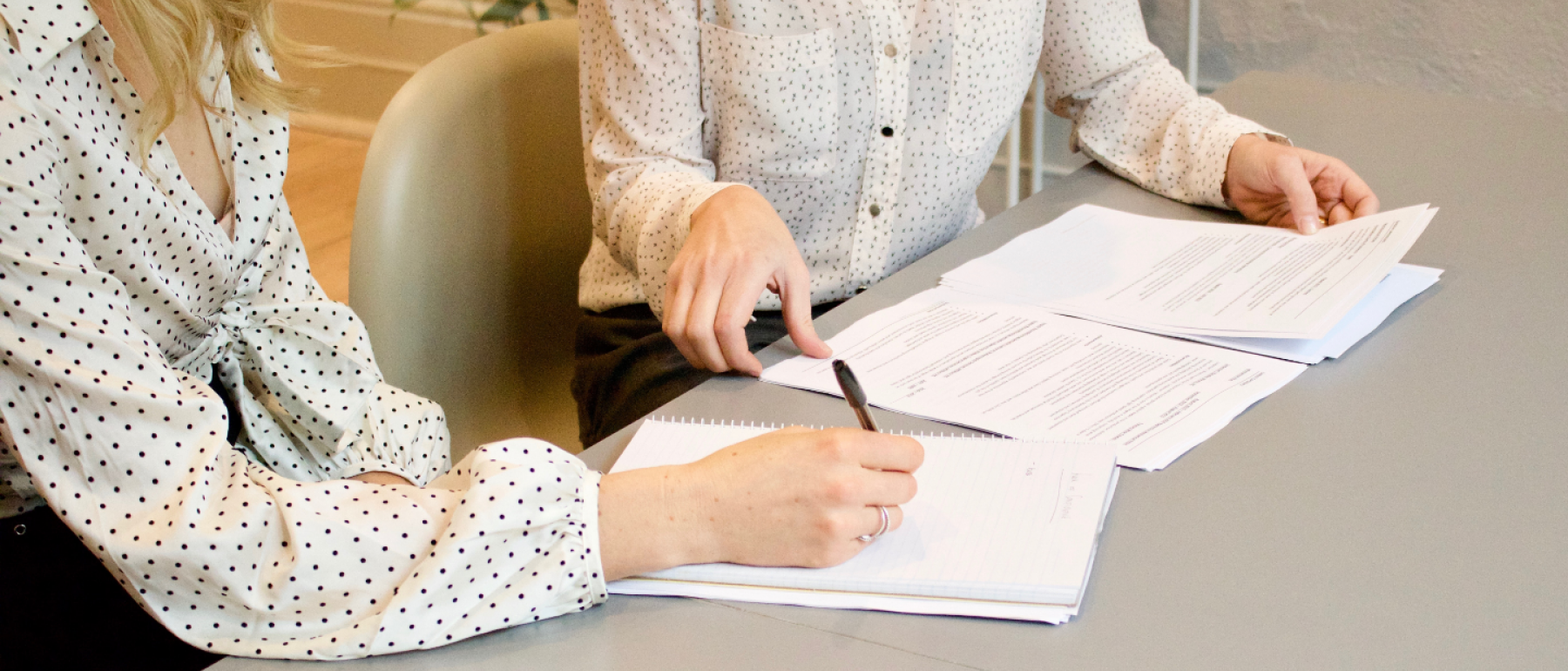 Personnes examinant des documents