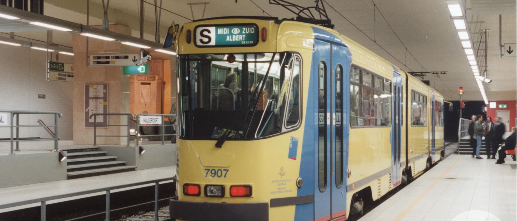 Tram in station Hallepoort